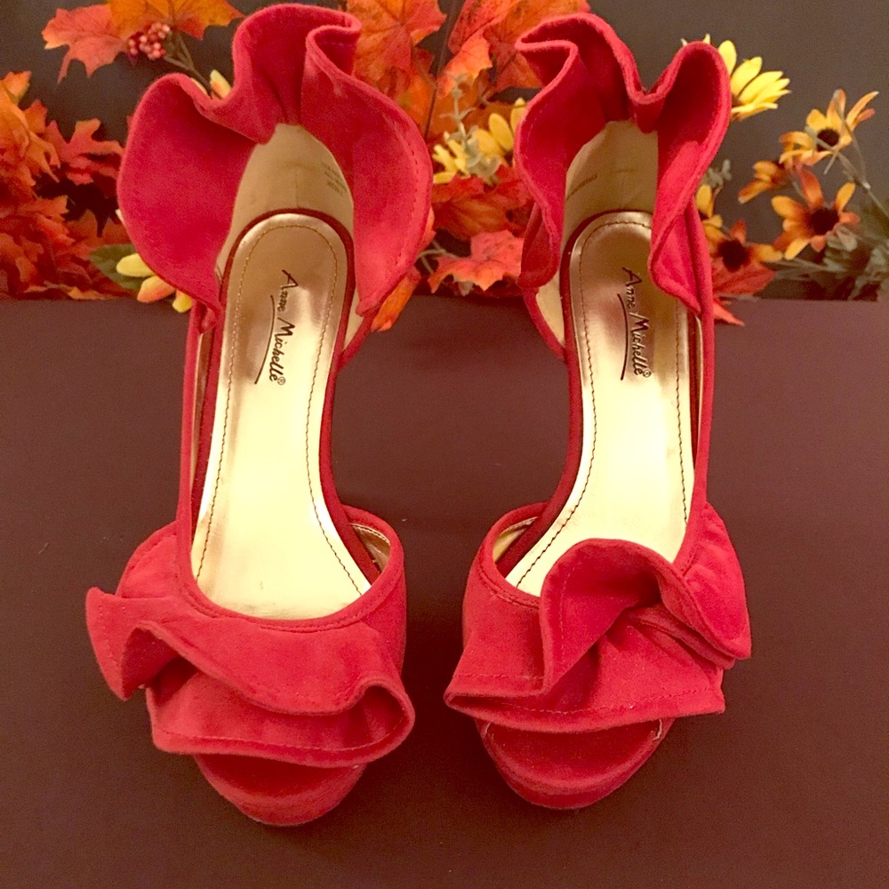 Woman Anne Michelle red heels.